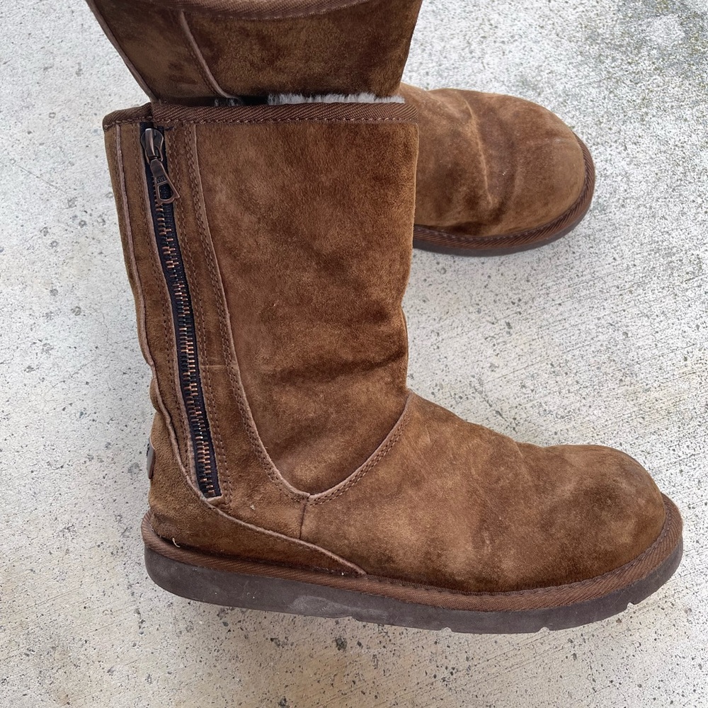 UGG boots.  Very clean and in good condition.  Metal label on the back.